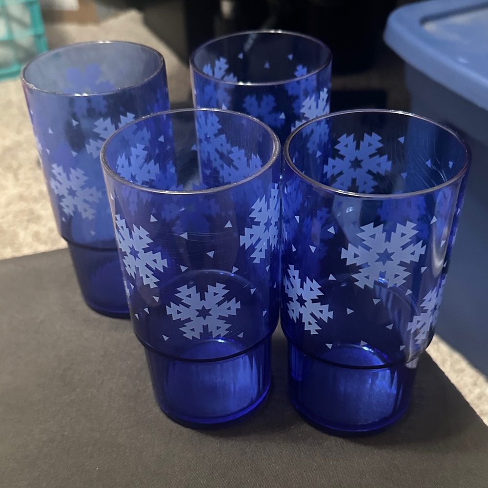 Tupperware Blue Snowflake 14 Ounce Plastic Drinking Ware
